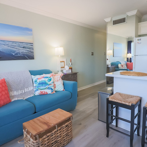 Room 4, Easy Beach Access Charming Beachside Condo, Galveston