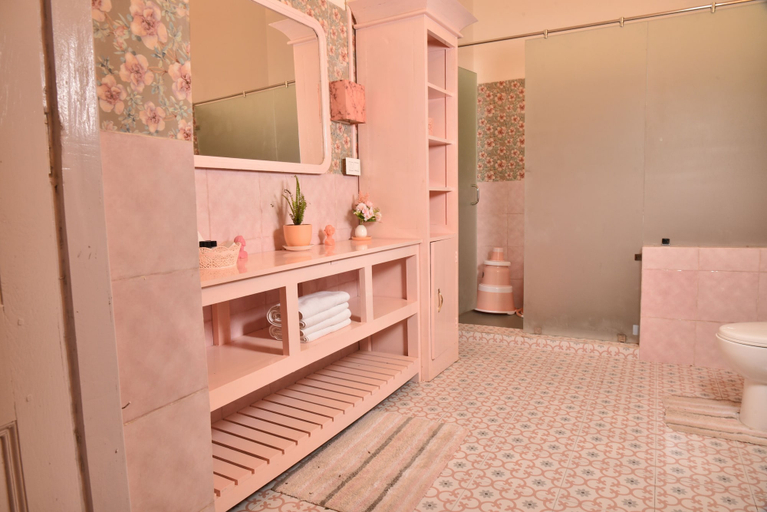 Bathroom 4, The Baradighi Bungalow - A Heritage Tea Resort, Jalpaiguri