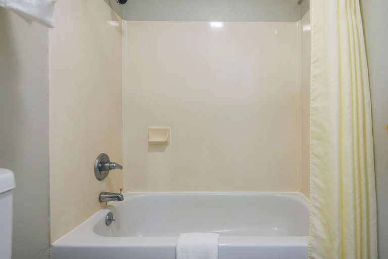 Bathroom 4, Quality Inn DeRidder, Beauregard