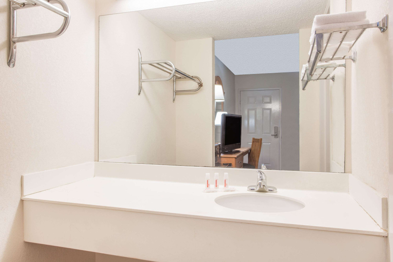 Bathroom 4, Super 8 by Wyndham Lavonia, Franklin