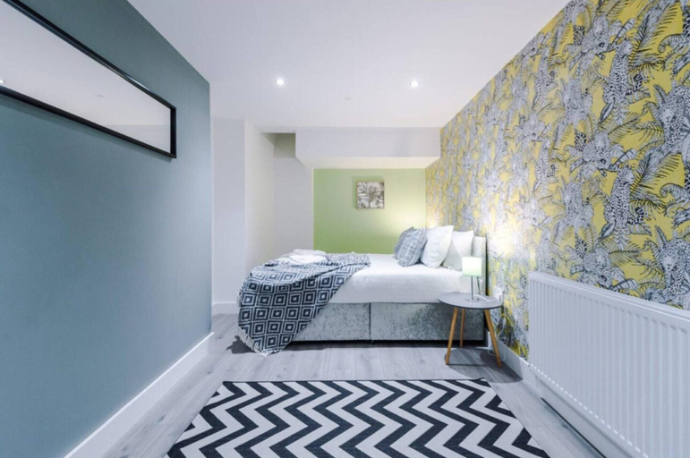 Room 2, Old Trafford Two-bedroom Stay by Belvilla, Salford