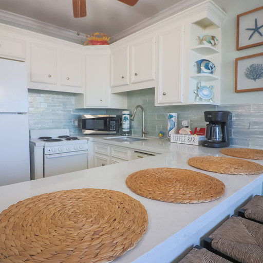 Room 5, Easy Beach Access Charming Beachside Condo, Galveston