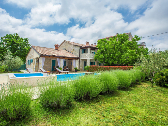 Exterior & Views 2, Villa in Medvidici With Pool Near Porec Beach, Sveti Lovreč
