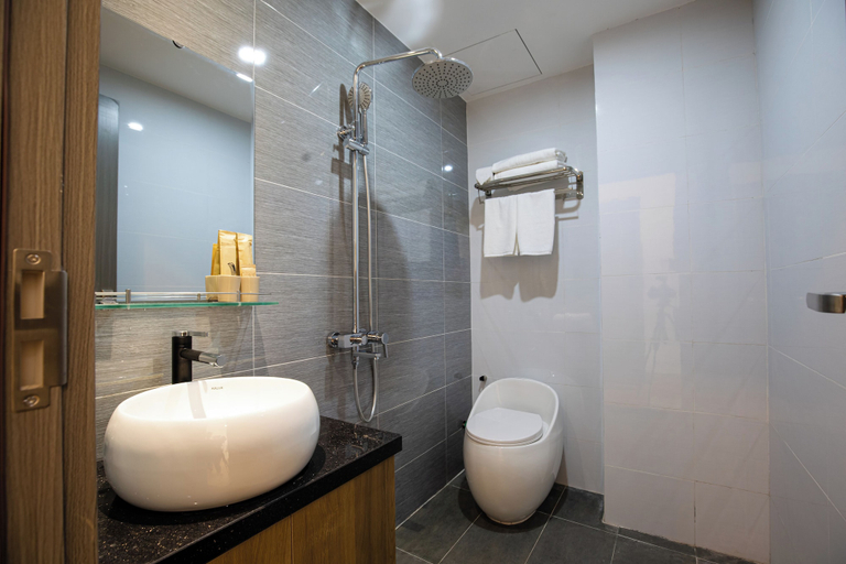 Bathroom 5, FIRST Studio Hotel Da Nang, Da Nang