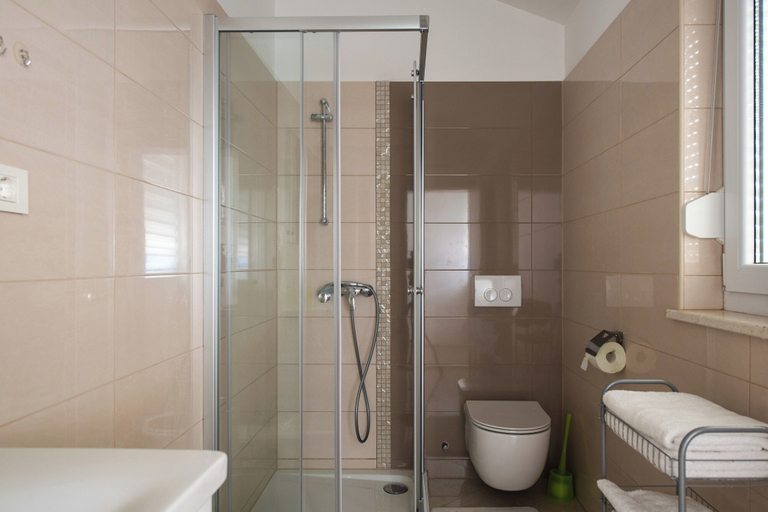 Bathroom 4, House 1855, Ližnjan