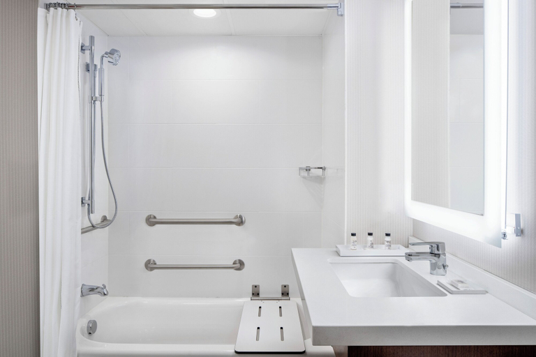 Bathroom 3, Delta Hotels by Marriott Green Bay, Brown