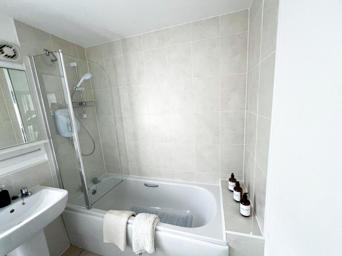 Bathroom 3, Stay Sleep Rest - Brockwell Park, Kingston upon Hull