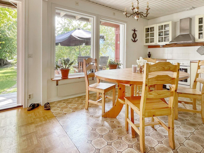 Dining 5, 4 Star Holiday Home in Branno, Göteborg