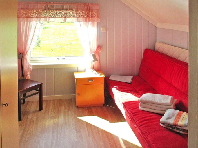 Room 5, 7 Person Holiday Home in Bostad, Vestvågøy