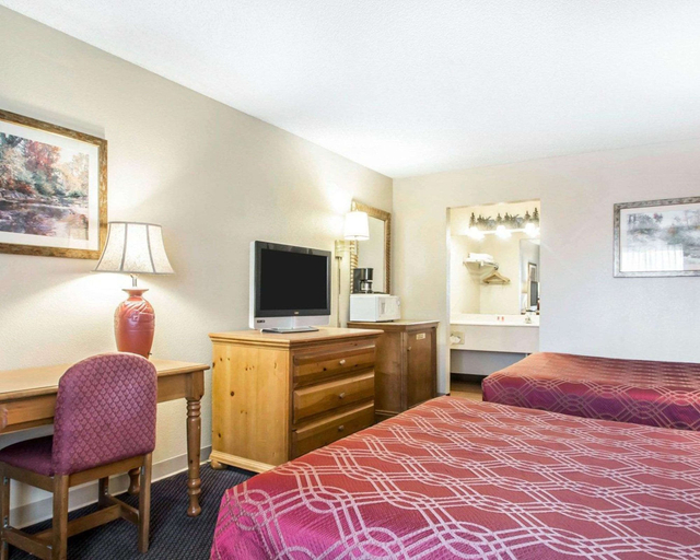 Bedroom 3, Econo Lodge Springfield I-44, Greene