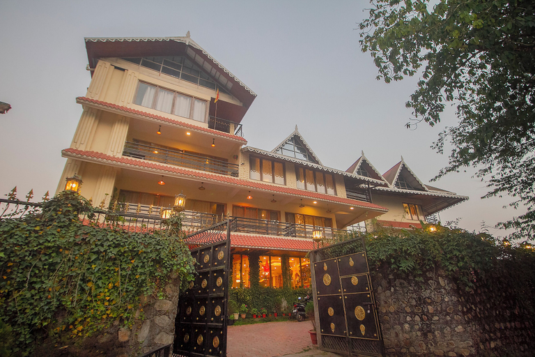 Exterior & Views