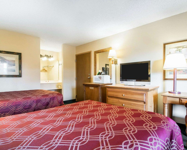 Bedroom 3, Econo Lodge Springfield I-44, Greene