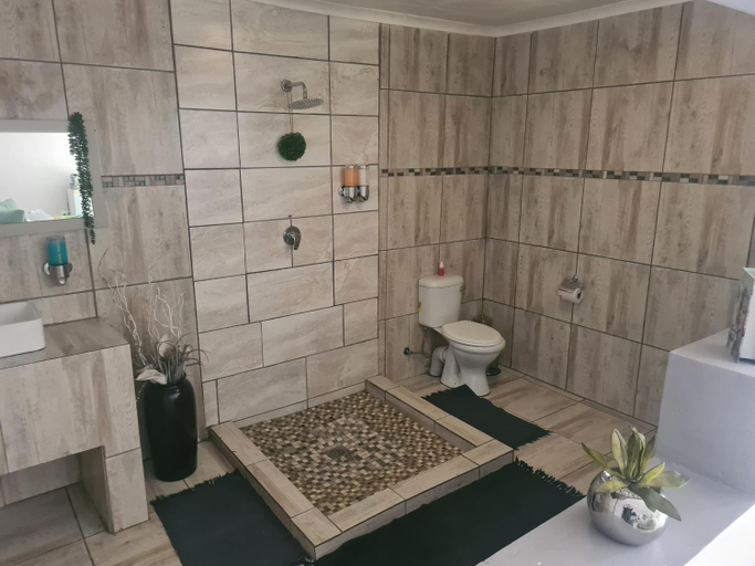 Bathroom 3, Royal Villa Guesthouse, Ekurhuleni