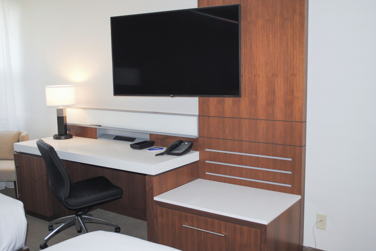 Bedroom 2, Delta Hotels by Marriott Green Bay, Brown