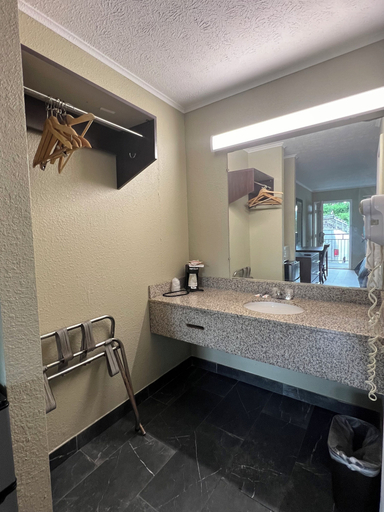 Bathroom 4, Travel Inn Kingsport, Sullivan