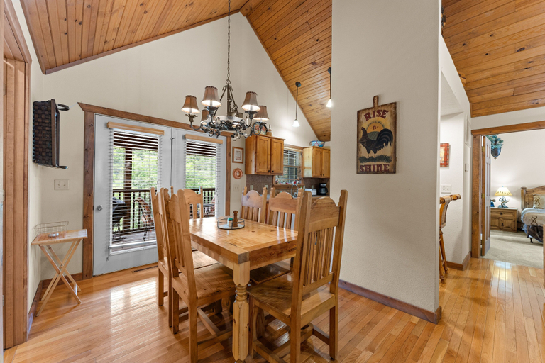 Food & Drinks 5, Dakota Lodge 2 Bedroom Home by RedAwning, Stone