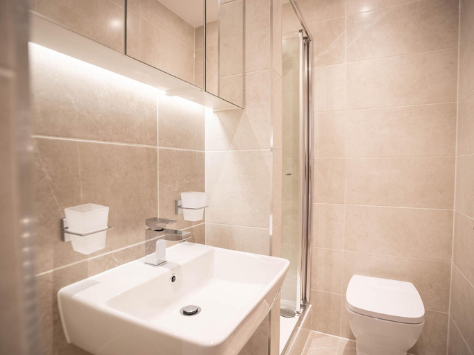 Bathroom 4, One Bed - Queensmere Shopping Centre by Belvilla, Slough