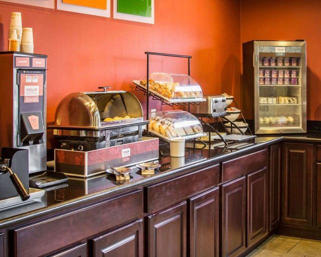 Food & Drinks 5, Quality Inn & Suites Port Huron, Saint Clair