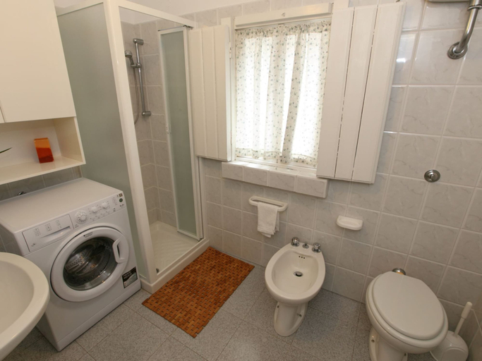 Bathroom 4, Typical Trullo with Conical Roof in Excellent Area near Sea, Brindisi
