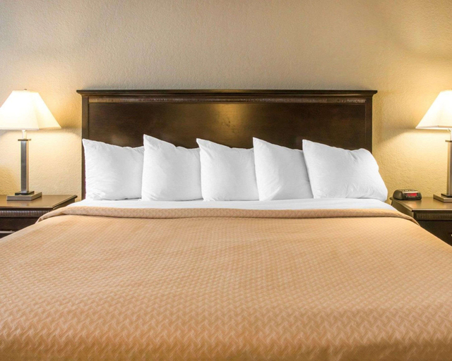 Bedroom 3, Quality Inn & Suites Next to the Casino, Calhoun