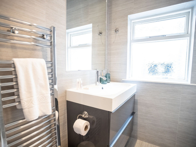 Bathroom 2, City View Three-bed Premier Apartment London, London
