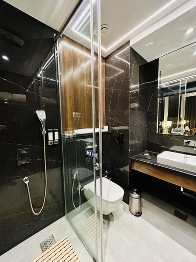 Bathroom 5, Fortune Ranjit Vihar, Amritsar - Member ITC Hotels' Group, Amritsar
