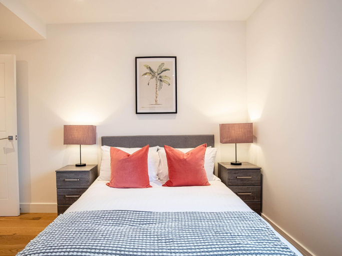 Room 2, One Bed - Queensmere Shopping Centre by Belvilla, Slough