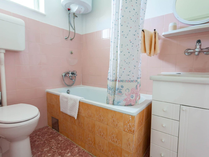 Bathroom, Cosy Apartment in Malinska With Barbecue, Malinska-Dubašnica