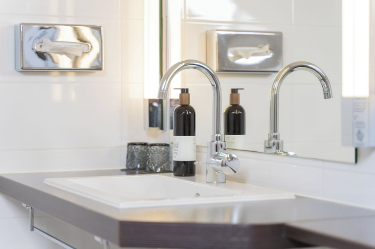 Bathroom 18