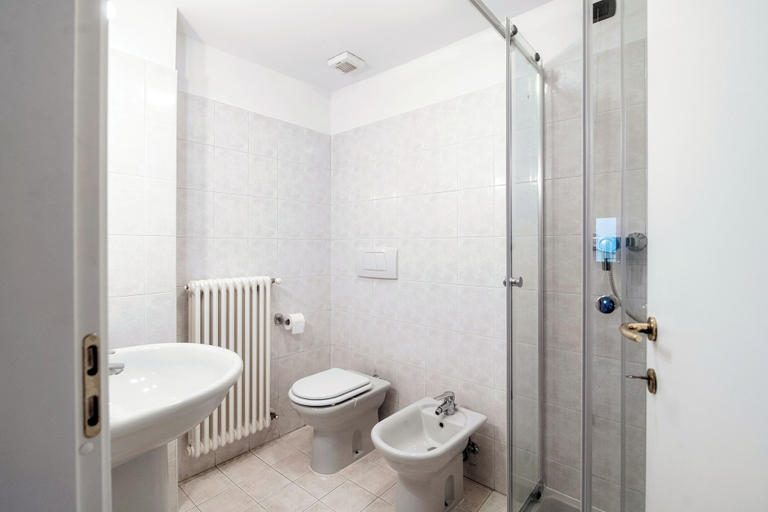 Room 3, Lake Nest, Como