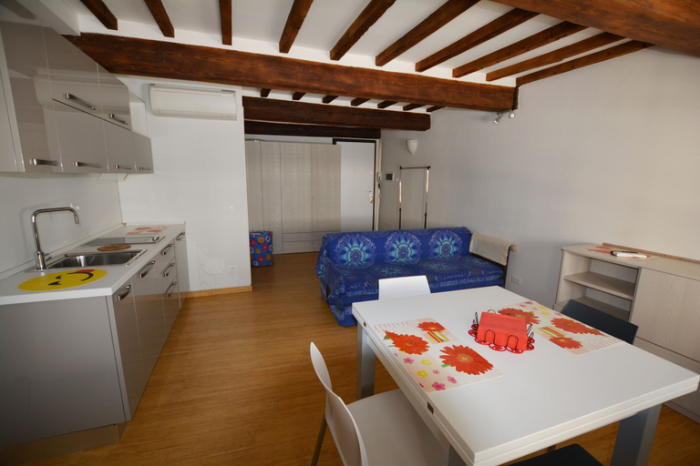 Living area 2, Egidio studio apartment 2, Florence