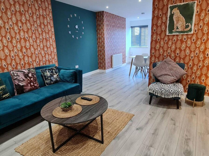 Living area 3, The Lowry One-bedroom Apartment by Belvilla, Salford