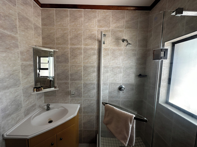 Bathroom 3, Makgadikgadi Lodge