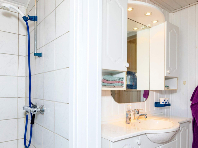 Bathroom 2, 4 Person Holiday Home in Lokken, Hjørring