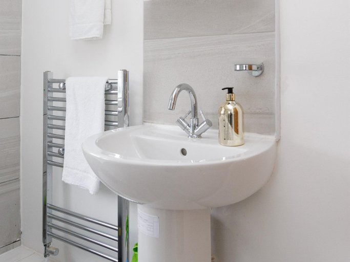 Bathroom 3, Sycamore House, Leeds