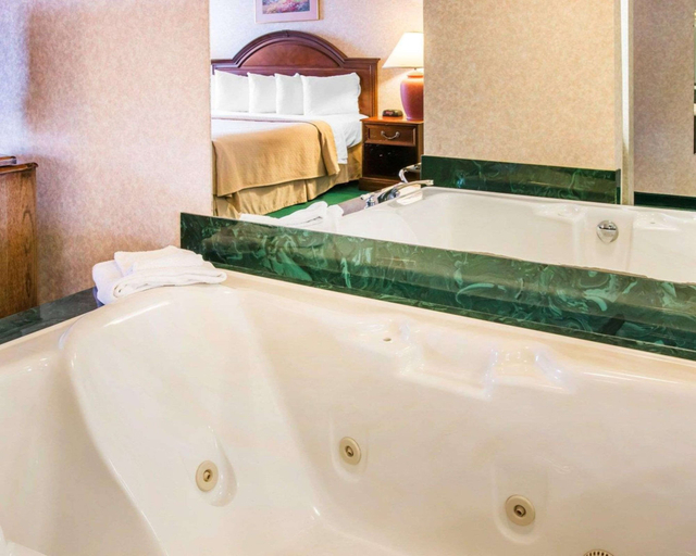 Bathroom 4, Quality Inn & Suites Next to the Casino, Calhoun
