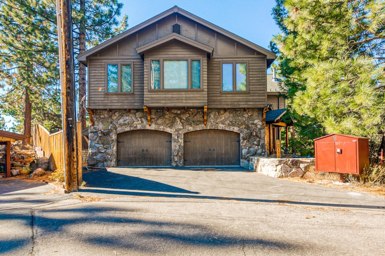 Alpine Luxury, Douglas