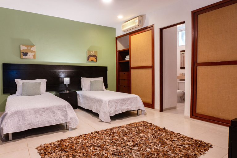 Room 4, Meridian 207 2 Bedroom Condo by RedAwning, Cozumel