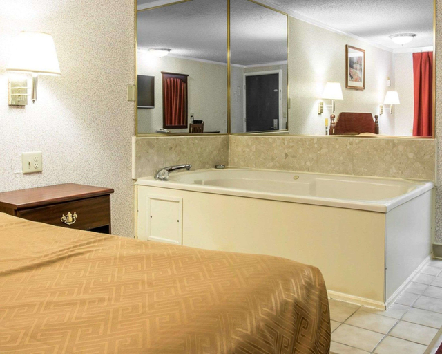 Bathroom 4, Rodeway Inn, Oakland