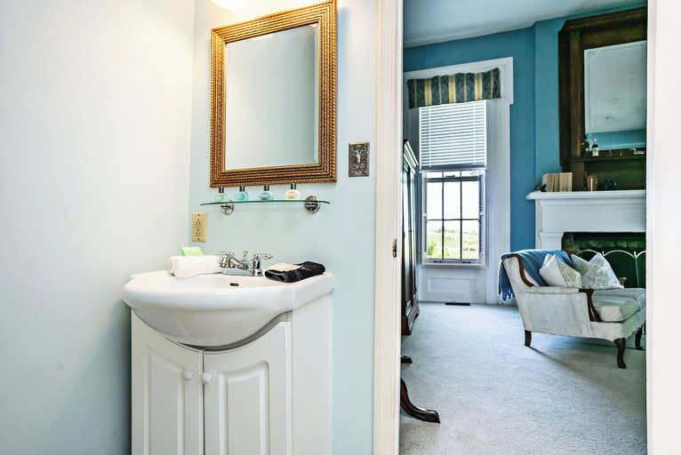 Bathroom 4, 1851 Historic Maple Hill Manor B&B, Washington