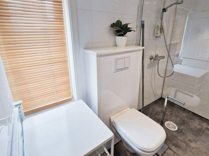 Bathroom 2, 7 Person Holiday Home in Averoy, Averøy