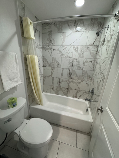 Bathroom 5, Lincoln Motel, Los Angeles