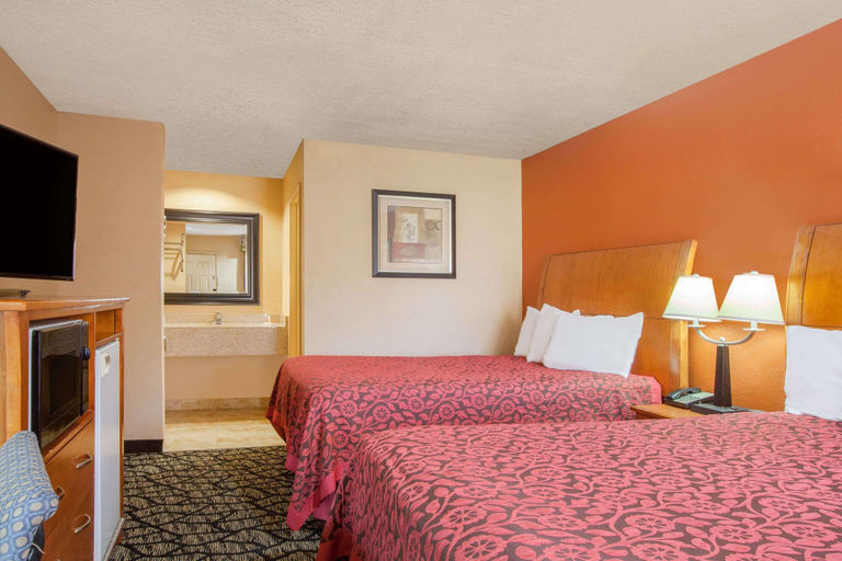 Bedroom 3, Days Inn by Wyndham Centerville, Leon