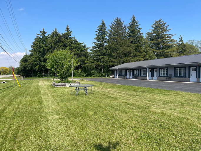 Others 5, Miracle Motel, Chatham-Kent