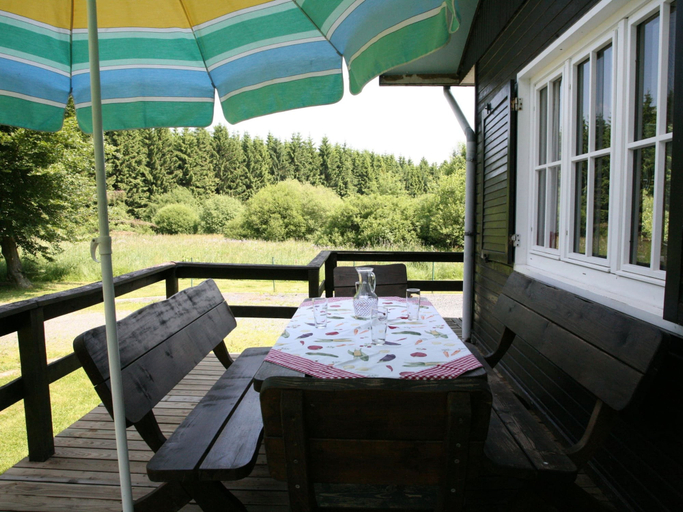 Others 5, Chalet in Forested Sourbrodt, Liège