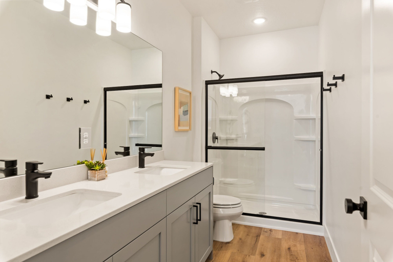 Bathroom 4, Sun & Fun #89 by RedAwning, Washington
