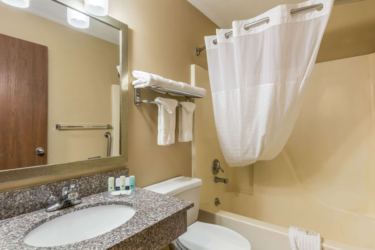 Bathroom, Quality Inn I-74 Batesville, Ripley