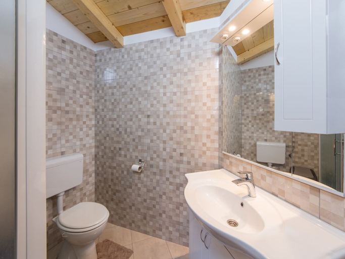 Bathroom, Attractive Holiday Home with Pool, Hot Tub, Patio, Courtyard, Bale