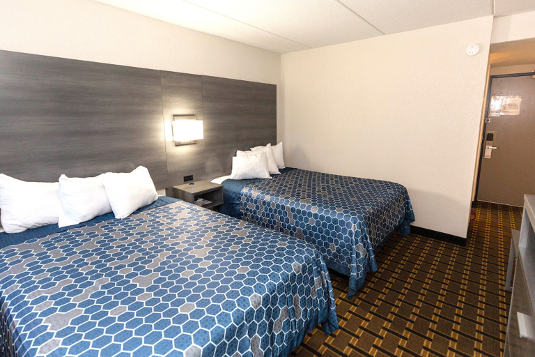 Bedroom 3, Coratel Inn & Suites by Jasper Mankato, Nicollet