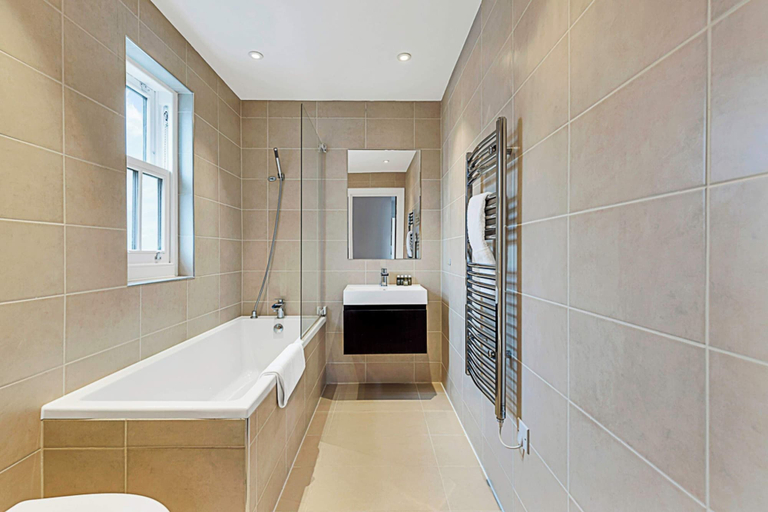 Others 4, Chiswick Charm: 1 Bed Gem, London